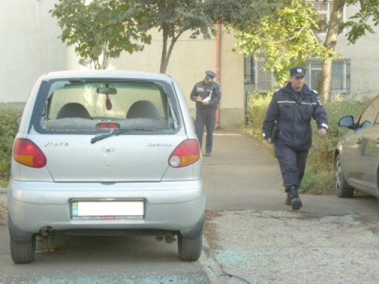 O gaşcă de romi face legea într-un cartier al Constanţei: au distrus mai multe maşini, nervoşi că nu îşi găsesc femeia